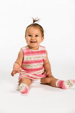 Babyklänning och kofta med matchande raggsockor